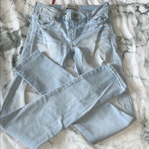 holister light wash skinny jeans